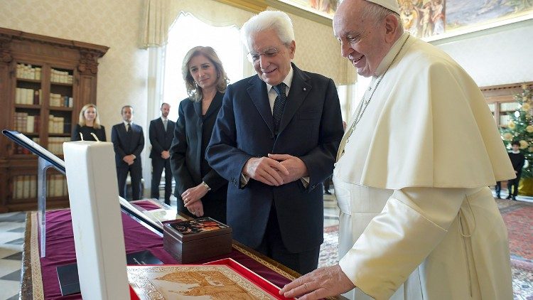 Le 16 décembre 2021, le Pape François et le président italien Sergio Mattarella. 