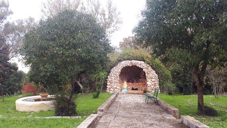 Grotta mariana nel giardino del Centro SAI Casa del Sole