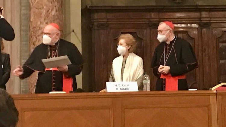 2021.12.16 Un momento de la premiación. En la foto, el cardenal Marx, Anna Maria Tarantola y el cardenal Secretario de Estado Pietro Parolin