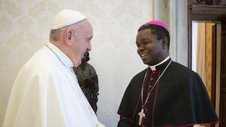 Archivbild: Erzbischof Fortunatus Nwachukwu (rechts) und Papst Franziskus