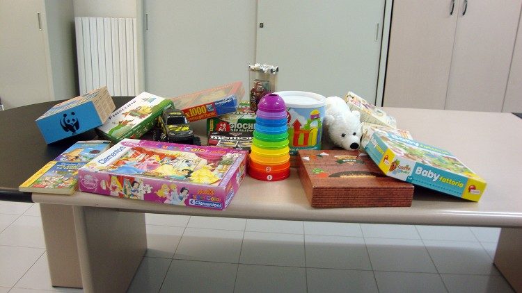 I regali per i figli dei detenuti pronti per essere impacchettati