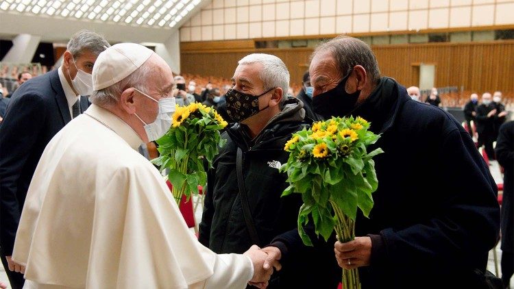 In occasione dell'85.mo compleanno, alcuni poveri hanno donato al Papa 85 girasoli