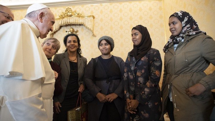 Il saluto del Papa ad alcune donne rifugiate 