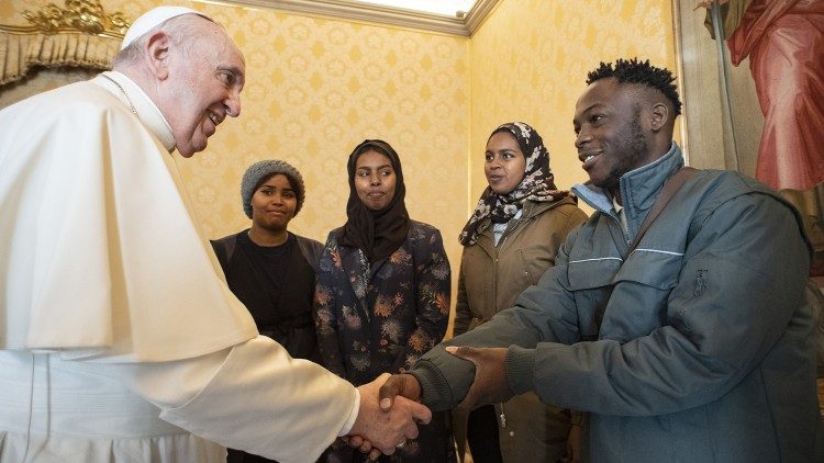 Папа з бежанцамі