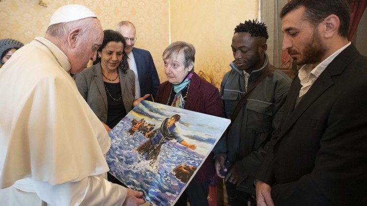 Pápež Prijíma obraz namaľovaný utečencom ako dar k narodeninám