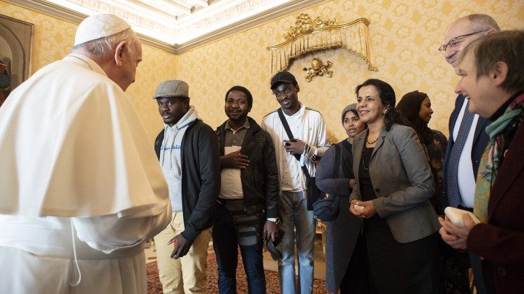 Un momento dell'incontro del Papa con i rifugiati 