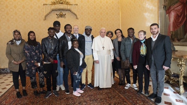 Papa priti sot në Pallatin Apostolik, në Vatikan, rreth dhjetë refugjatë