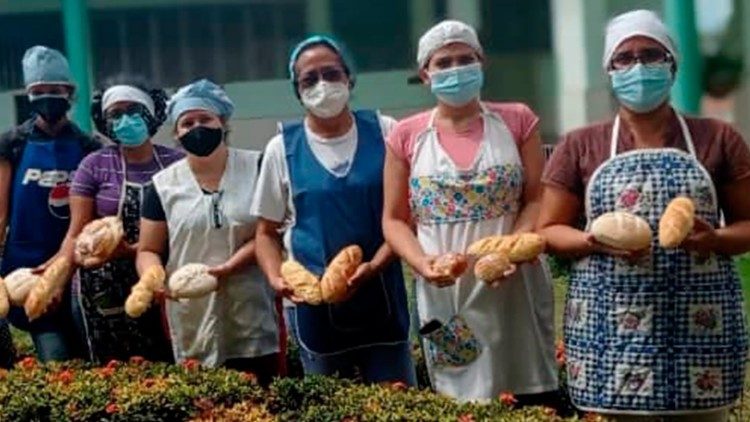 ONG Trabajo y persona del Venezuela:  Grupo de mujeres que aprenden a hacer "el pan de cada día"