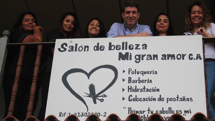 El presidente de la ONG Trabajo y persona, Alejandro Marius con ex-alumnas que fundaron un Salón de Belleza