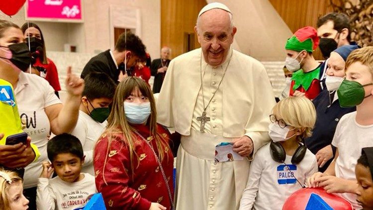 O Papa Francisco com as crianças do Dispensário Santa Marta