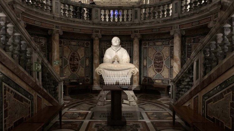 La grande statuta di Pio IX inginocchiato con il rosario di fronte alle reliquie della mangiatoia