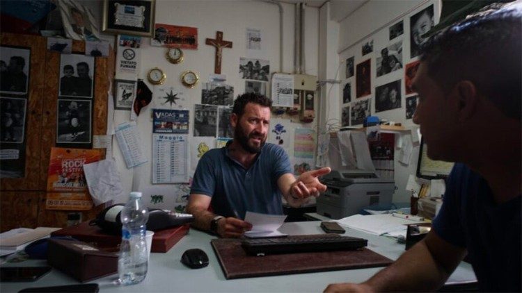 Marco Marrone nel suo ufficio durante le riprese del docufilm "Centootto"