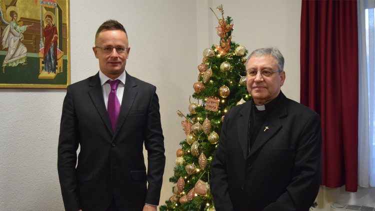 Бискупот Стојанов со министерот на Унгарија Сијарто