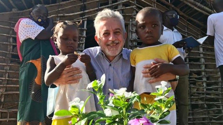 Padre Edegard Silva Júnior com as crianças