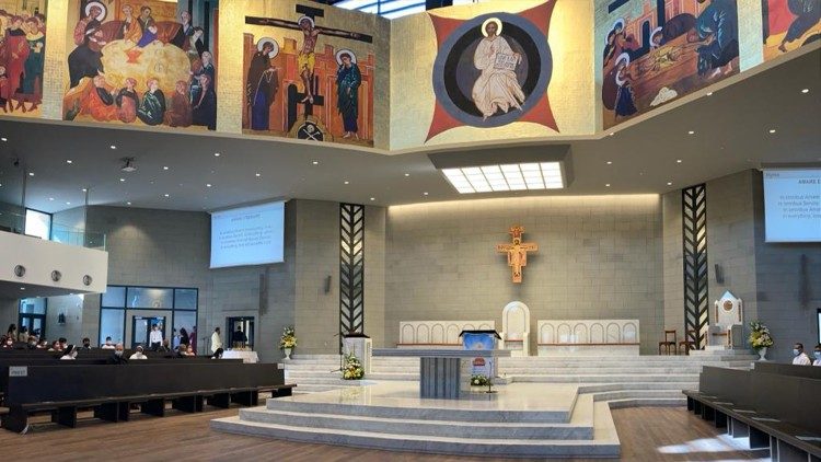 Uma imagem interna da Catedral de Nossa Senhora da Arábia, no Bahrein (Vatican Media)