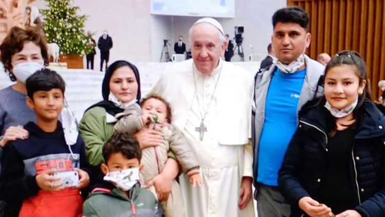 Papst Franziskus mit Flüchtlingen aus Afghanistan