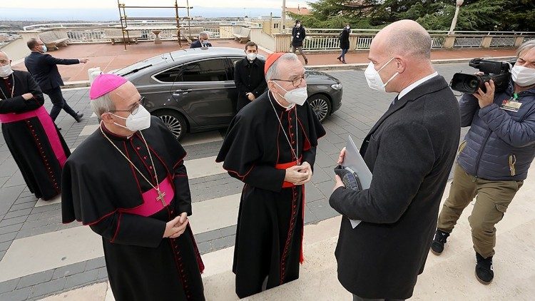 L'arrivo del cardinale Parolin alla Casa Sollievo della Sofferenza. Alla sua destra, l'arcivescovo Moscone