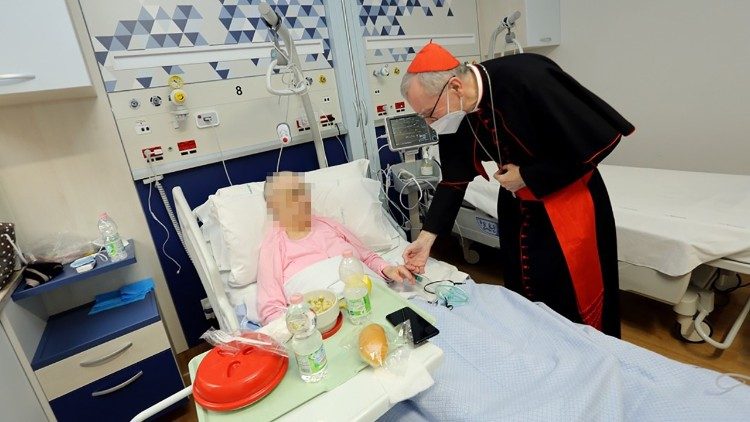 La visita del cardinale Parolin ad una anziana ricoverata nella Casa Sollievo della Sofferenza