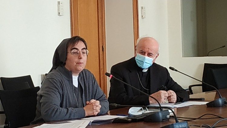 Suor Alessandra Smerilli e monsignor Vincenzo Paglia alla presentazione dei documenti su Covid e bambini