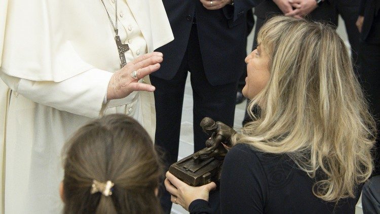 Apostoli áldást ad a pápa a Szent József-szoborra