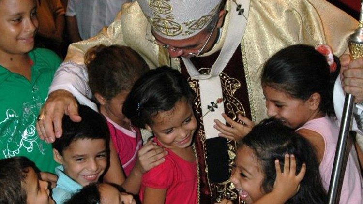 Cardeal Tempesta no abraço com as crianças
