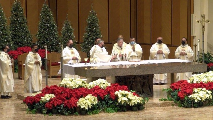 Il cardinale Blase Cupich, arcivescovo di Chicago, celebra la Messa della Notte di Natale 2021