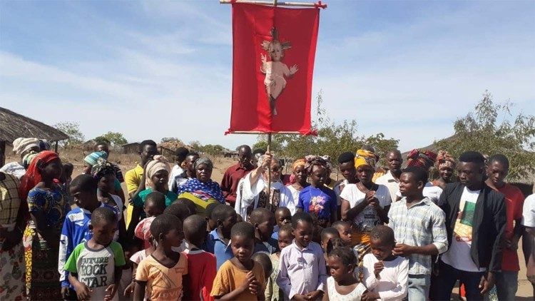 No dia 25 de dezembro a Bandeira do Menino visitou aldeias e comunidades para celebrar o júbilo do nascimento do Menino Deus. 