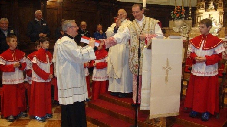 Don Davide Fiocco (a destra) consegna una copia della Positio alla parrocchia di Canale d'Agordo (novembre 2017)