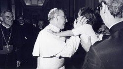 Papa-Giovanni-Paolo-I-Luciani-udienza-pellegrini-diocesi-Belluno-Aula-Benedizione-abbracci.jpg