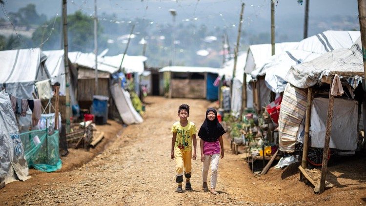 Niños filipinos en campamento de refugiados. (Foto archivo)