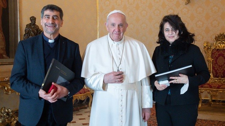 Papa Francesco con Don Grimaldi e la Direttrice Anna Angeletti