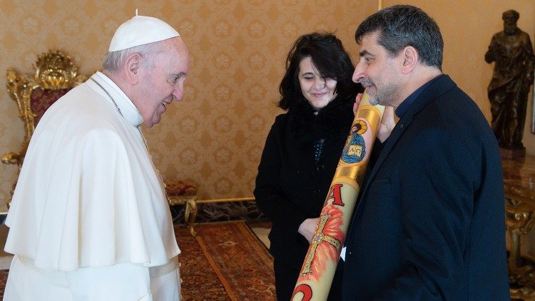 Don Grimaldi e la Direttrice del Carcere di Paliano donano il cero al Papa