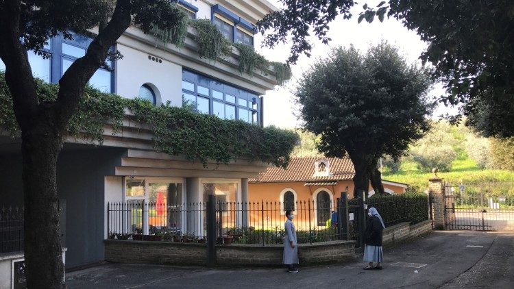 L'ingresso della struttura che ospita un asilo e la casa famiglia Mater Divini Amoris