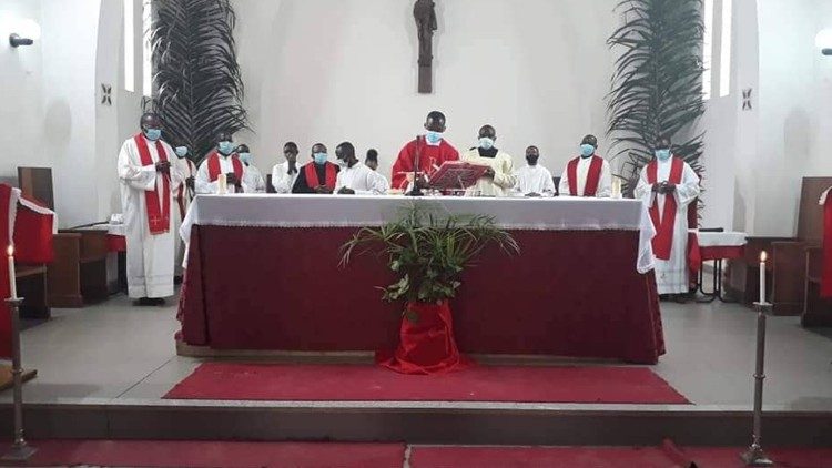  Angola - Catedral da Diocese de Luena 