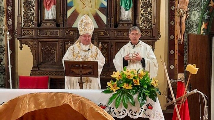 Епископ Страхил Каваленов и отец  Валтер Гора на  пасхалната литургия в катедралата в Русе