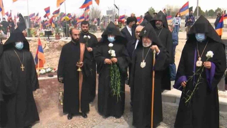 Am 6. April leitete Karekin eine Trauerfeier für die Menschen, die beim Konflikt um Berg-Karabach ums Leben kamen