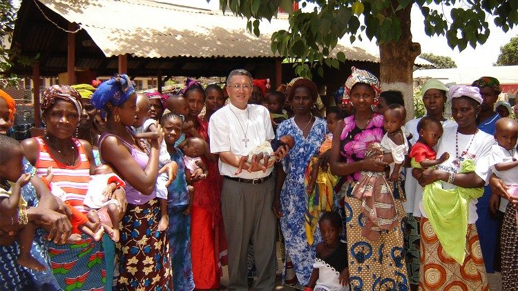 Dom Pedro Carlos Zilli, Bispo de Bafatá (Guiné_ Bissau), entre os fiés