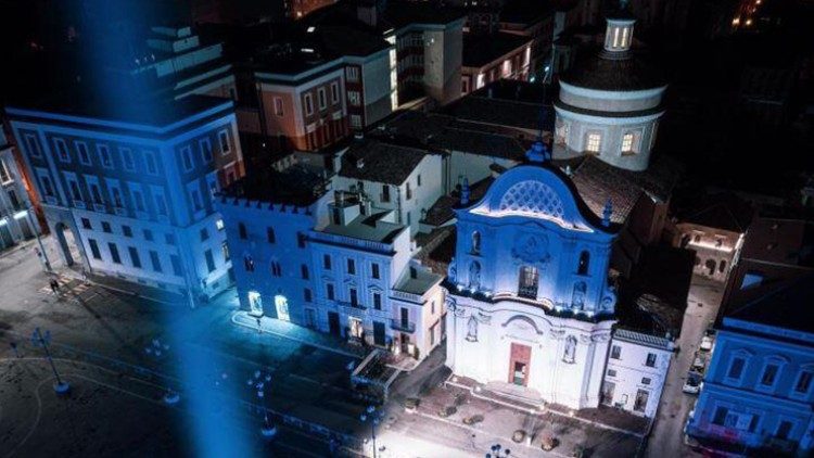 Piazza Duomo illuminata da un fascio di luce blu in ricordo delle vittime 