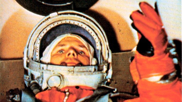 Jurij Gagarin poco prima dell'inizio della missione spaziale (12 aprile 1961)  Mil.ru, CC BY 4.0 <https://creativecommons.org/licenses/by/4.0>, via Wikimedia Commons