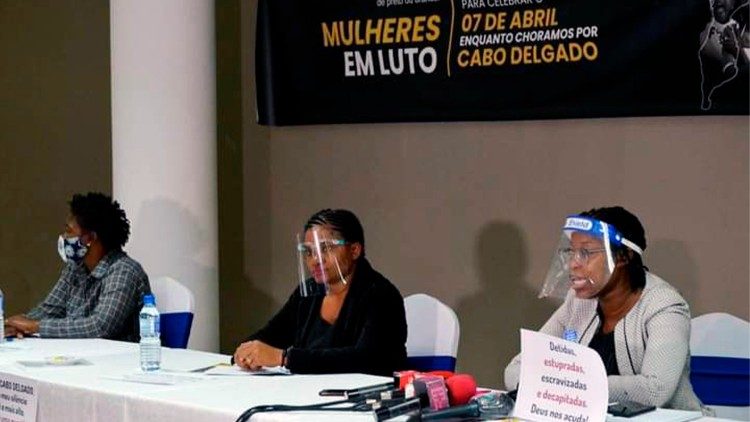Mulheres assinalam o 7 de abril de luto pelas mortes em Cabo Delgado (Moçambique)