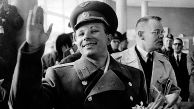 Jurij Gagarin i veshur si major