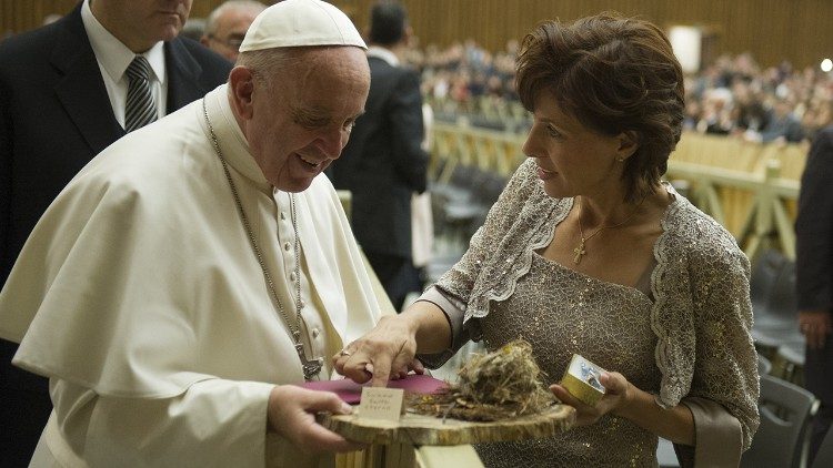  Jennifer Wortham lämnar över fågelboet till påven Franciskus 28 dicembre 2016