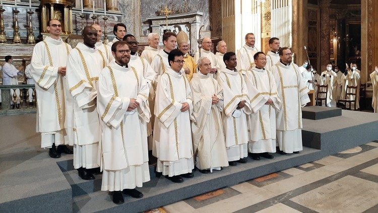 13 új jezsuita diakónus, balra fönt Jancsó Árpád