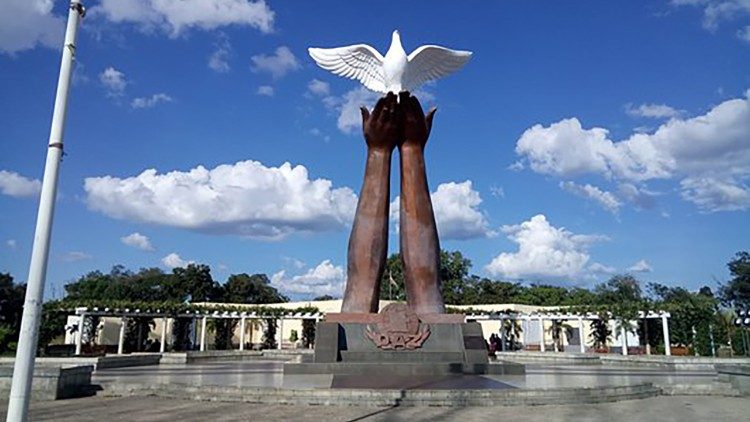 在安哥拉首都的一尊大型和平雕像