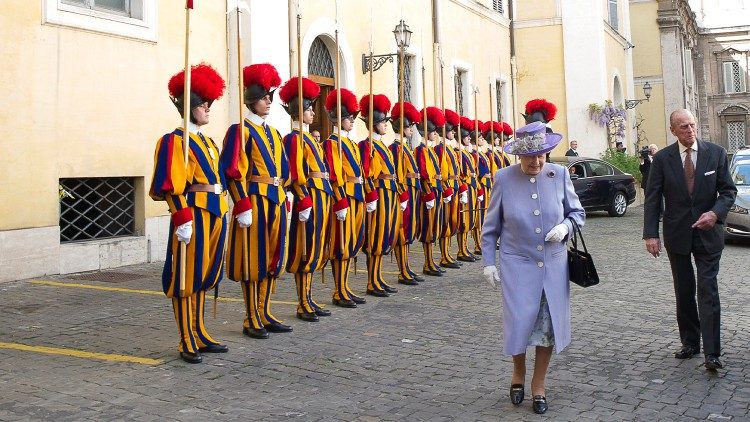 Prinz Philip und Queen Elizabeth II.  2014 im Vatikan
