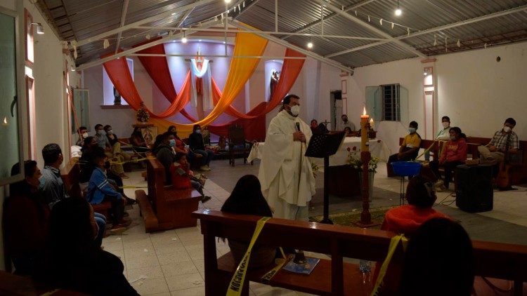 El sacerdote pronuncia la homilía durante la Vigilia Pascual