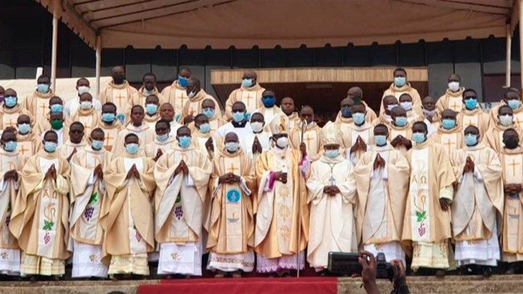 Ordenações sacerdotais em Bamenda, República de Camarões, na África, em 09.04.2021