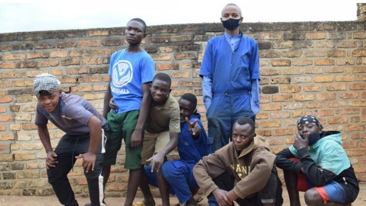 Rwanda: i bambini di strada di Rango che frequentano i corsi professionali del Centro salesiano
