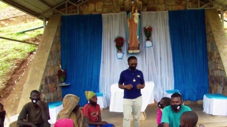 Una celebrazione un un'altra parrocchia salesiana in Rwanda