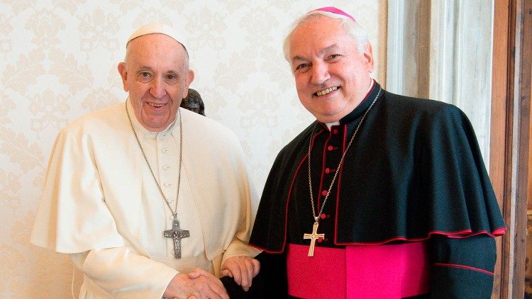 Le Pape François et Mgr Jean-Marc Aveline, archevêque de Marseille, le 9 avril 2021 au Vatican. 